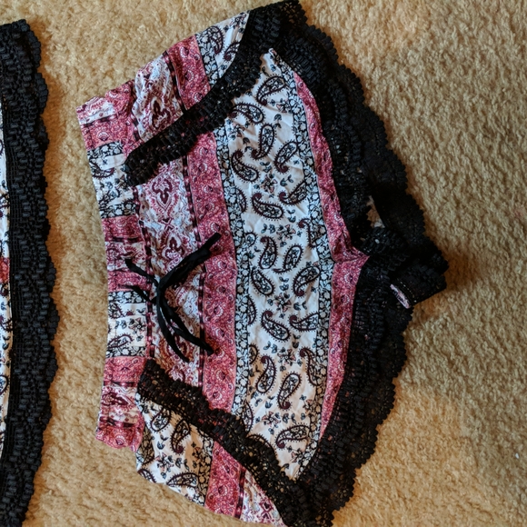 Charlotte Russe Crop Top & Matching Shorts - Picture 5 of 10